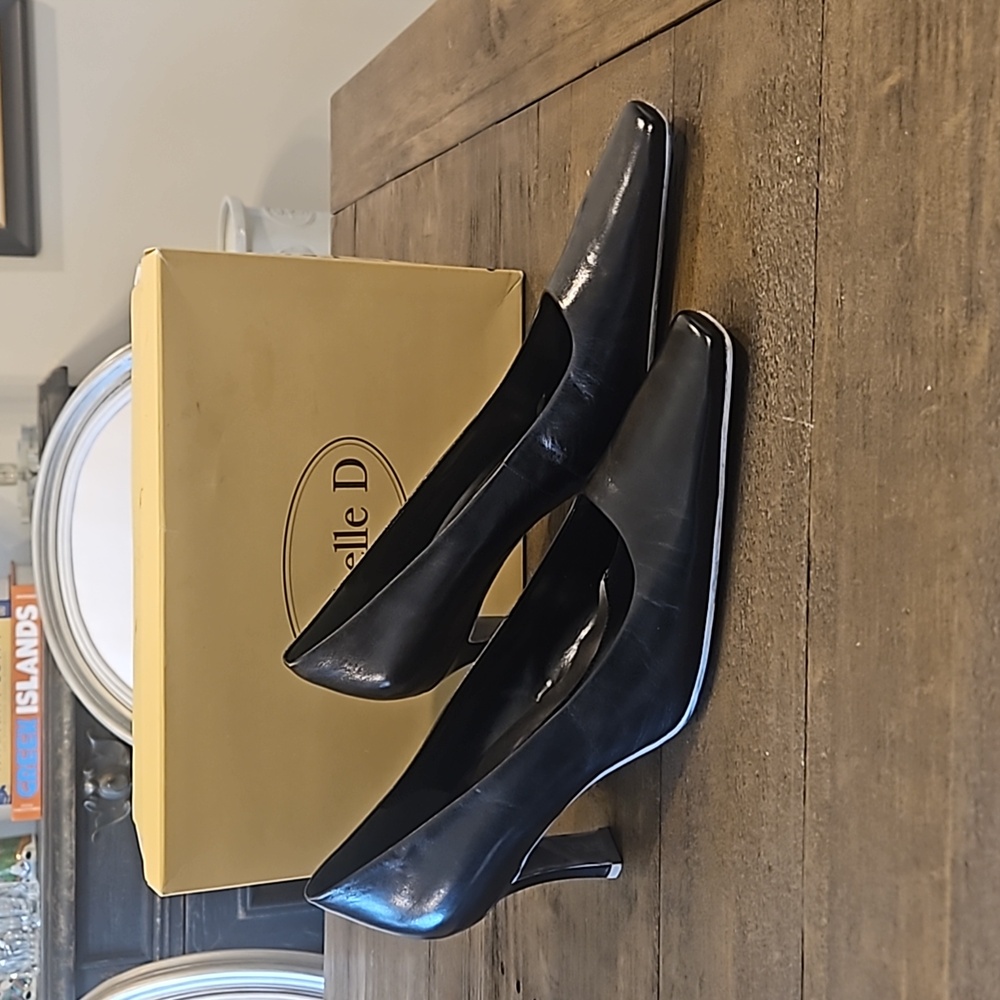 Perfect Black Pumps by Michelle D